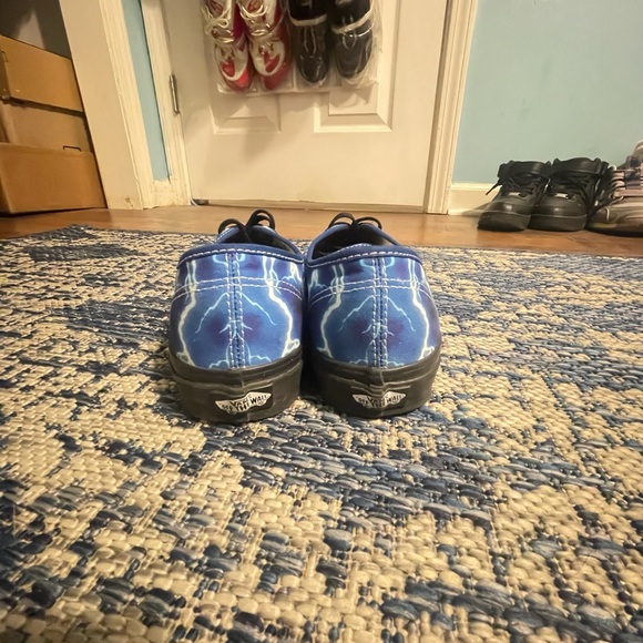 Vans - Picture 3 of 5